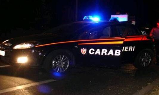 Fugge all’alt dei Carabinieri, dopo inseguimento si schianta contro muro