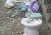 Rosarno, wc abbandonato in strada, cercasi disperatamente il padrone