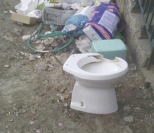 Rosarno, wc abbandonato in strada, cercasi disperatamente il padrone