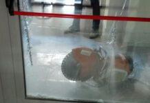 Tentano rapina in banca con sega circolare, porta resiste, banditi in fuga