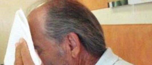 Picchia ripetutamente padre per estorcere denaro