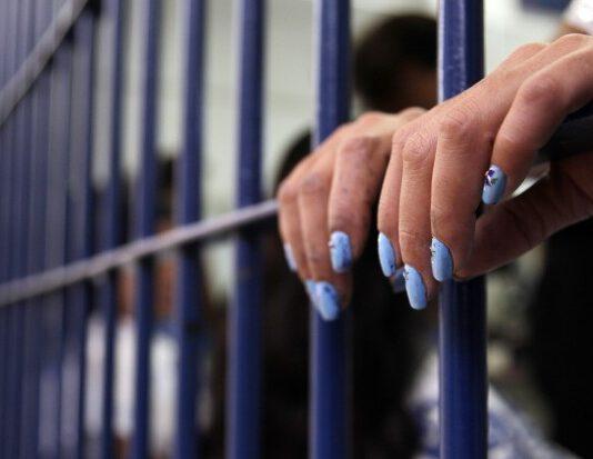 Detenuta aggredisce 2 agenti