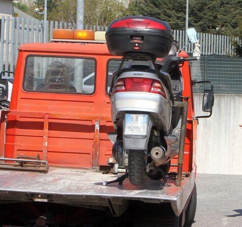 Incidente in Calabria, scooter contro palo, un morto ed un ferito