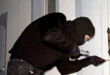 Minacciate con coltello e rapinate durante la notte