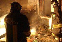 Brucia moglie e figlia di due mesi, poi si impicca