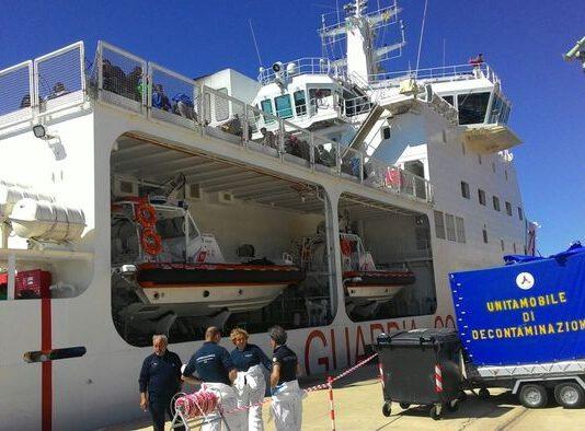 Arrivata a Reggio nave con migranti, a bordo donne incinte e minori