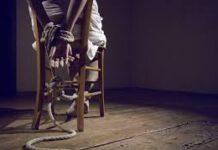 “Aiuto mi hanno violentata”, esce nuda in strada accusando l’ex