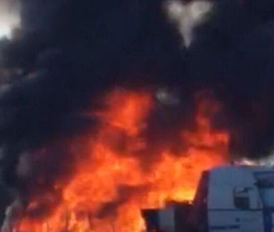 Camion in fiamme sull’A3-altezza Palmi