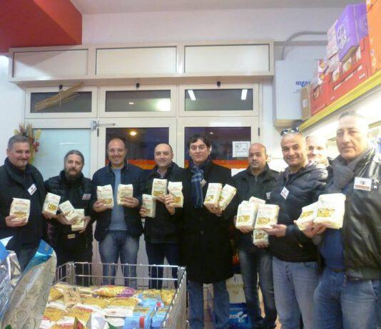 L’associazione Fidelitas acquista una gran quantità di pasta alimentare di un noto marchio nazionale, per devolverla in opera di beneficenza