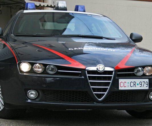 Aggrediscono carabinieri davanti caserma, due arresti