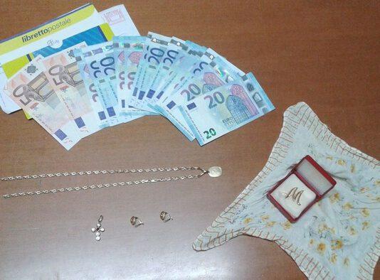 Raggirano anziana e la derubano, in manette 3 donne e un uomo