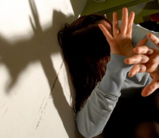 Picchia con calci e pugni compagna per provocarle aborto