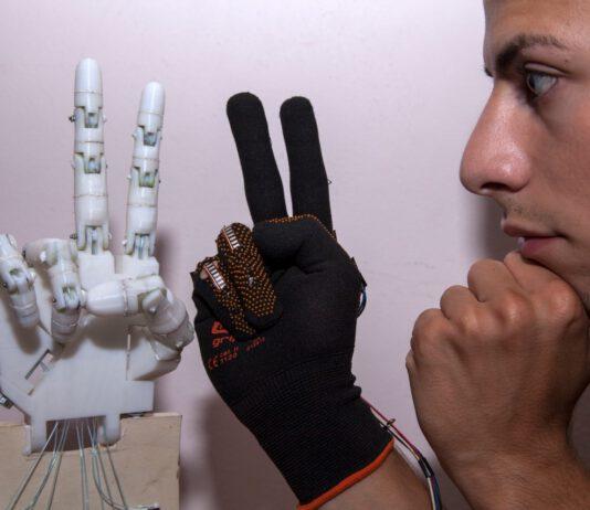 “RoboHand”, l’ambizioso progetto realizzato da Marcello Mandaradoni di Briatico che apre a nuovi sviluppi di ricerca