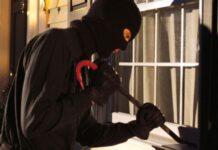 Nonna 80enne sorprende ladro in casa e lo mette in fuga