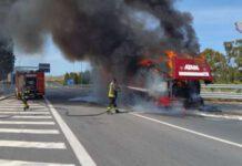 Autobus prende fuoco, salvo autista