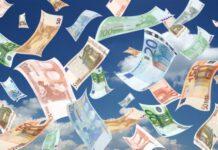 Anziano 84enne lancia 3200 euro dal balcone