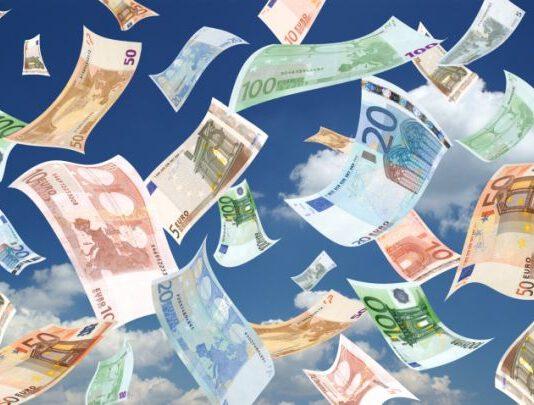 Anziano 84enne lancia 3200 euro dal balcone