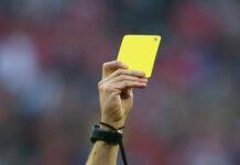 Invade campo dopo ammonizione del figlio