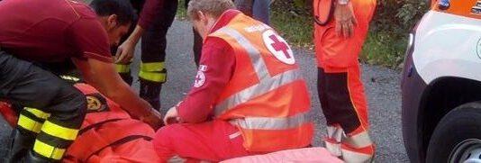 Incidente, auto con due donne precipita in un burrone