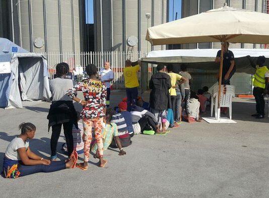 Migranti arrivati a Vibo. Tra i 759, un neonato partorito a bordo