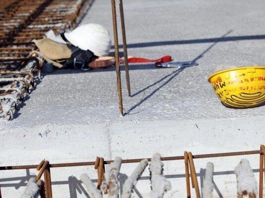 Tragedia in Calabria, operaio precipita da impalcatura e muore