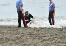Cadavere di un uomo trovato in spiaggia