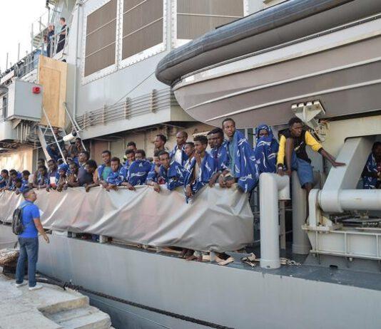 Arrivata a Vibo nave con 606 migranti, 16 salme