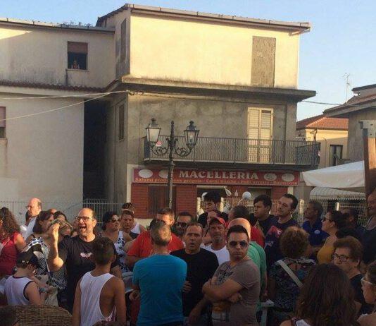 Mare sporco a Nicotera, protesta di commercianti e cittadini