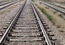 Tenta suicidio sdraiandosi sui binari treno, salvato dai carabinieri