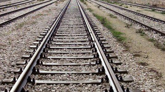 Tenta suicidio sdraiandosi sui binari treno, salvato dai carabinieri