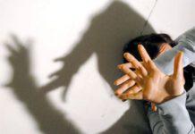 Calci e pugni contro la compagna, arrestato 27enne