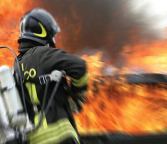 Tropea, negozio distrutto da incendio