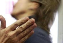 Picchia la moglie in pieno centro con bastone e aggredisce passanti