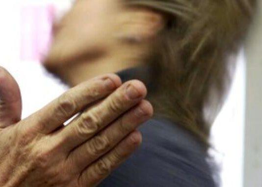 Picchia la moglie in pieno centro con bastone e aggredisce passanti