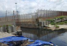 Disastro ambientale a San Ferdinando, cittadini presidiano canalone in attesa della bonifica