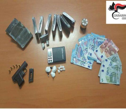 Rinvenuti in casa pistola e droghe, arrestato 22enne