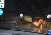 Terrore a Bergamo, aereo fuori pista atterra in tangenziale