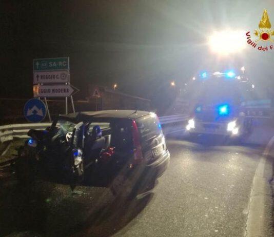 Grave incidente nella notte a Reggio- Uomo estratto dalle lamiere