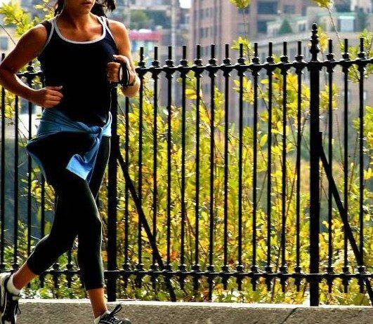 Tenta di molestare ragazza mentre fa jogging, arrestato 21enne