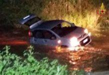 Maltempo- vigili del fuoco soccorrono persone intrappolate in auto causa fiume piena