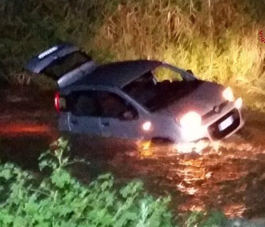 Maltempo- vigili del fuoco soccorrono persone intrappolate in auto causa fiume piena