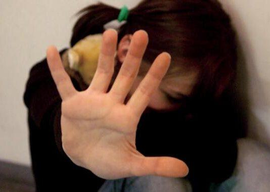 Tenta abusi su minore 14enne, arrestato uomo di 42anni