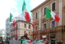 Chiuso in gabbia per protesta condizioni strada Statale 106 Jonica