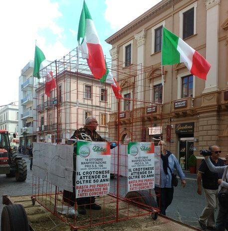 Chiuso in gabbia per protesta condizioni strada Statale 106 Jonica