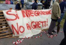 Calabria-migranti in hotel, la protesta dei cittadini
