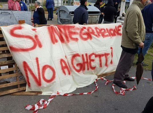 Calabria-migranti in hotel, la protesta dei cittadini