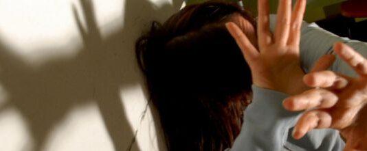 Suonano alla porta nella notte, uomo tenta di stuprare due donne, arrestato