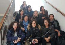 Lavoratrici si incatenano in Comune per protesta