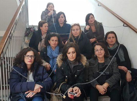 Lavoratrici si incatenano in Comune per protesta