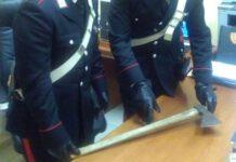 Entra in abitazione con un’ascia minacciando persone, arrestato 43enne
